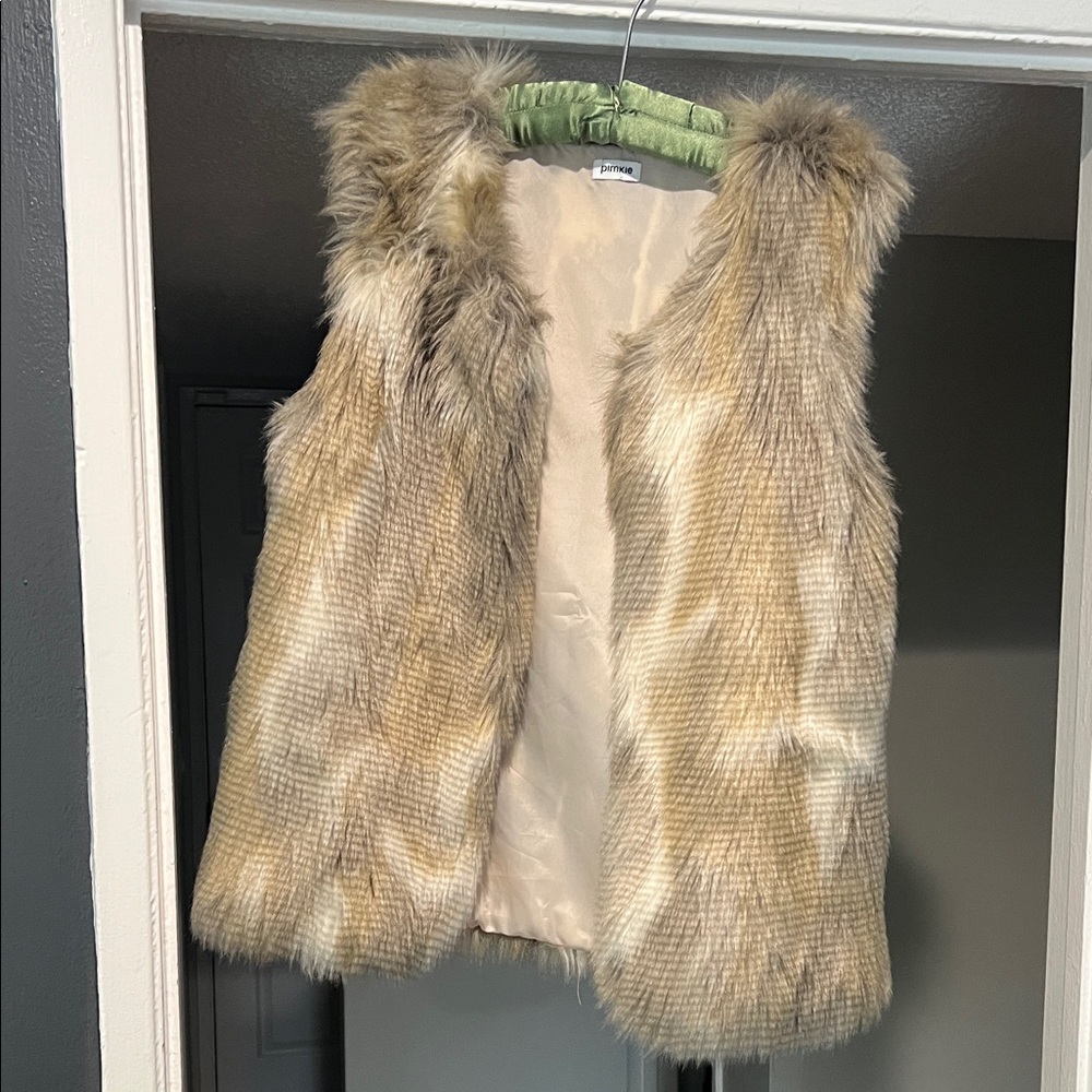 Elegant Faux Fur Vest in Beige